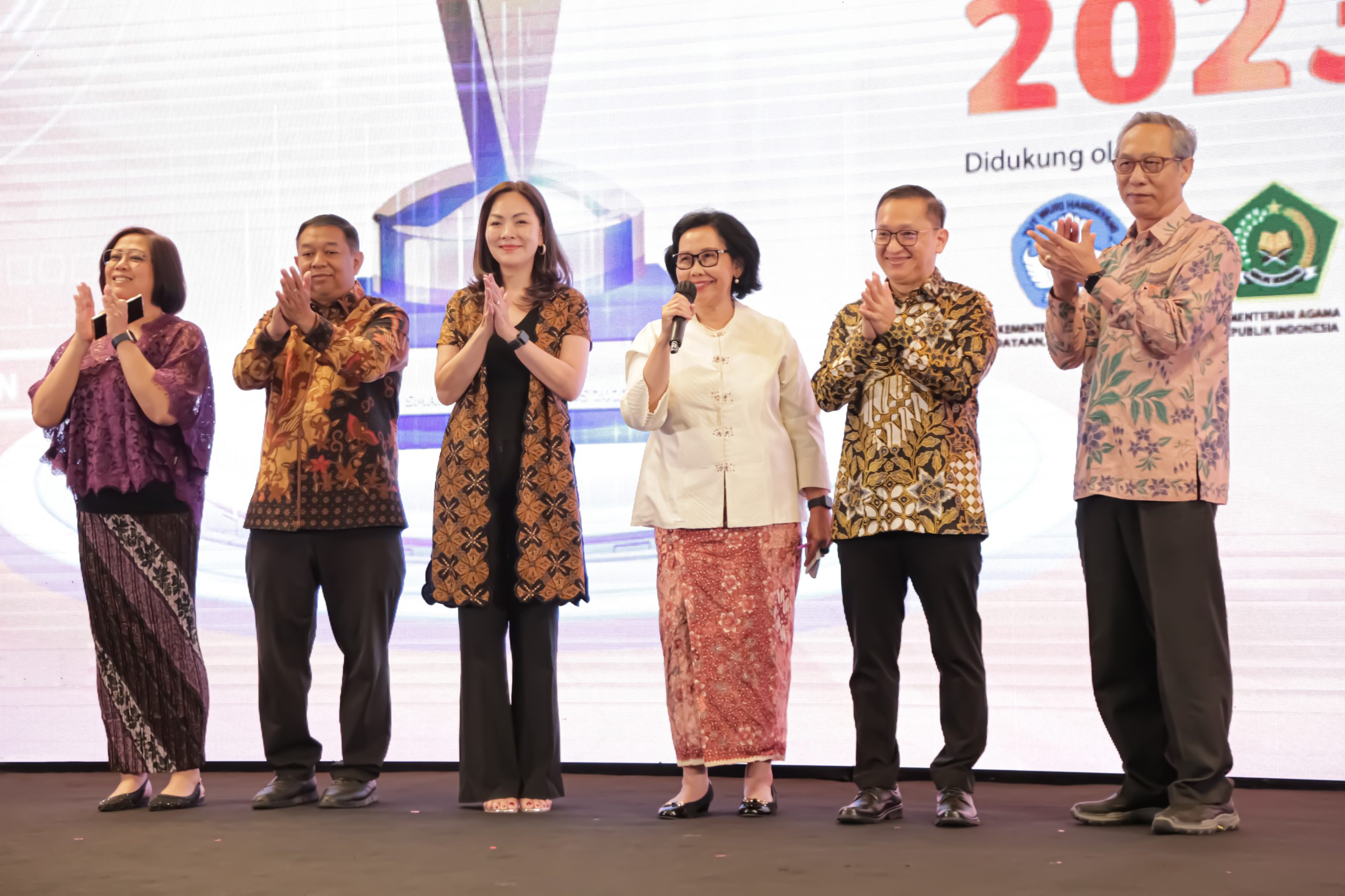 Foto Bersama Para Pembicara dan Pengisi Acara dalam Acer Smart School Awards 2023__