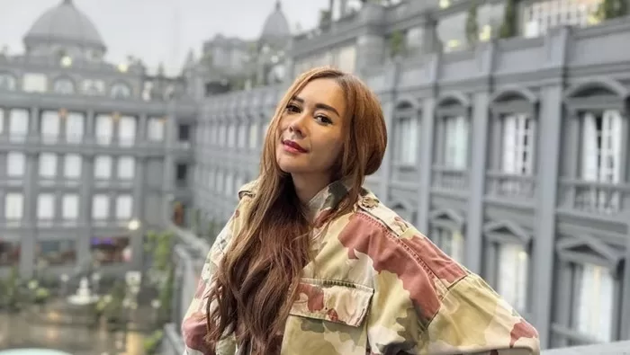 aura-kasih-doyan-makan-es-krim-hingga-ngopi-ini-potretnya_169