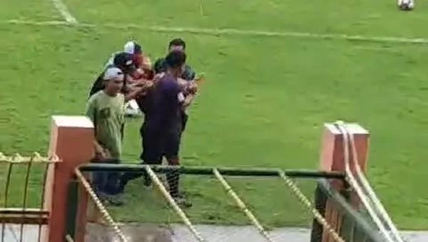 pemain-bola-di-bojonegoro-tersambar-petir-saat-di-lapangan_169 Tersambar Petir