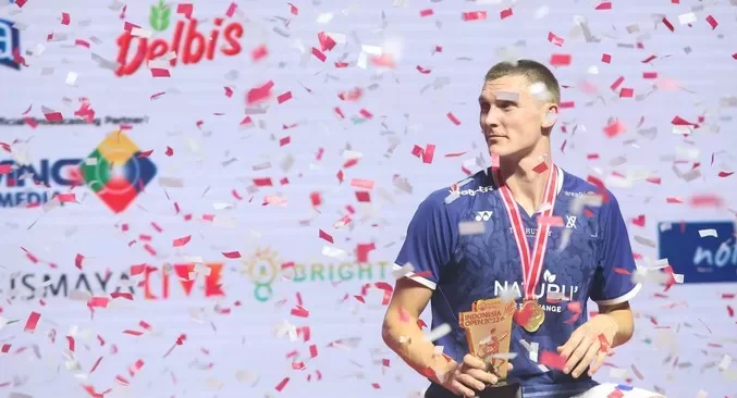 kalahkan-anthony-ginting-axelsen-juara-indonesia-open-2023-9