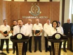 jaksa-agung-st-burhanuddin-bersama-menteri-keuangan-sri-mulyani_240318140622-302