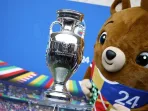 potret-trofi-euro-2024-tiba-di-stadion-olimpiade-berlin-4_169
