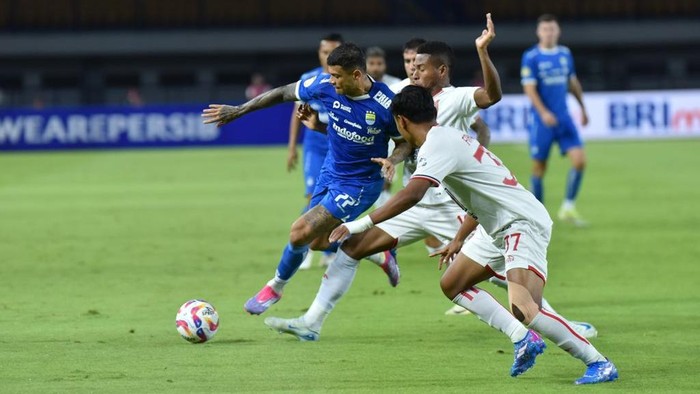 penyerang-persib-ciro-alves-dibayangi-pemain-malut-united-pada-pertandingan-pekan-ke-14-liga-1-20242025-di-stadion-gelora-band_169