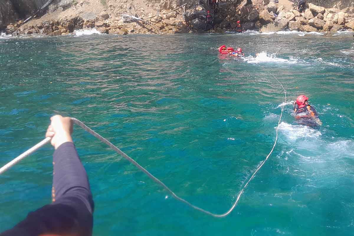 evakuasi-pemancing-jatuh-tebing