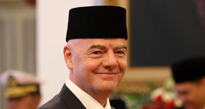 jokowi-beri-bintang-jasa-pratama-ke-presiden-fifa-1_169