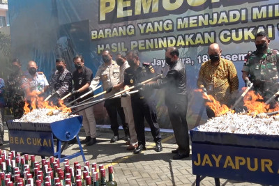 BEA-CUKAI-JAYAPURA-MUSNAHKAN-ROKOK-MINUMAN-ILEGAL-SENILAI-RP331-JUTA