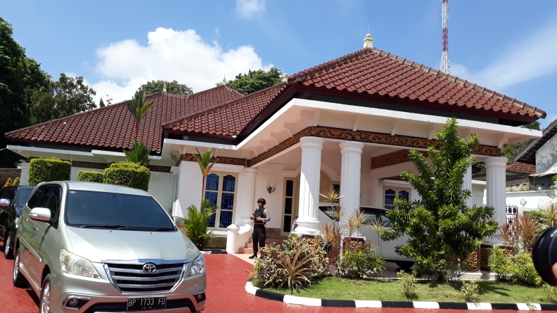 geledah-rumah-dinas-gubernur-kepri-kpk-sita-kardus-berisi-uang-dan-dokumen-CIPIMkRycs