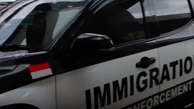 kanim-jaksel-menindak-13-warga-negara-asing-wna-yang-menggelar-pemotretan-komersial-belasan-wna-tersebut-dinilai-melanggar-izi-1771572446120_169