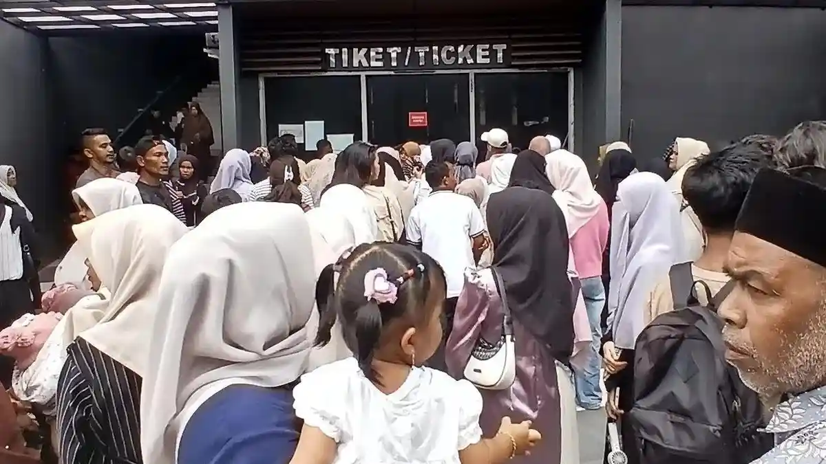 Pengunjung-mengantre-pada-loket-tiket-masuk-Museum-Tsunami-Aceh_30-mei-2026