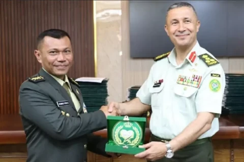 kolonel-inf-achmad-fikri-dalimunthe-prajurit-tni-pertama-yang-lulus-national-defence-college-yordania-fkf