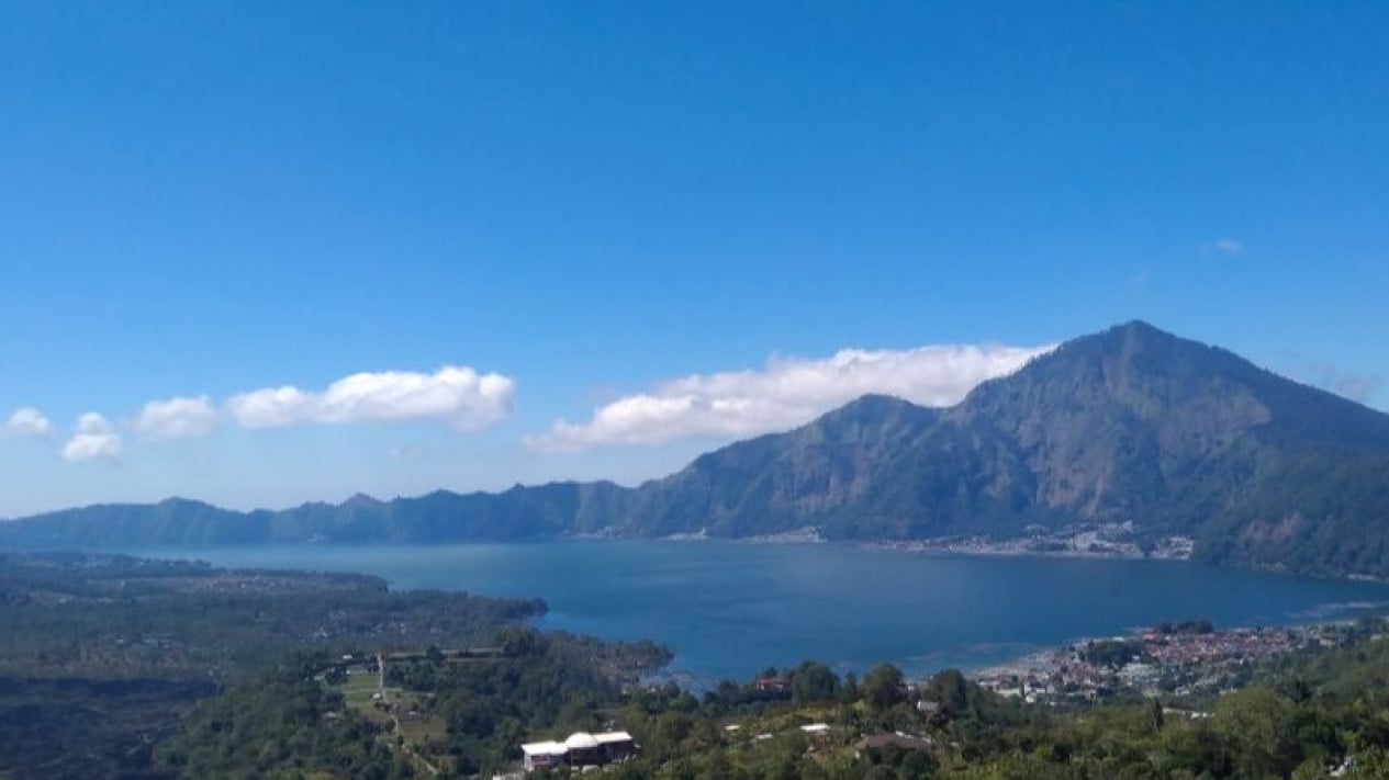 6a62fd4b57939-arsip-foto-lanskap-kaldera-gunung-batur-dengan-latar-danau-batur-dan-gunung-abang-di-kabupaten-bangli-bali_1265_711
