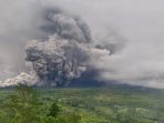 Mount_Semeru_eruption_view_on_November_19,_2025