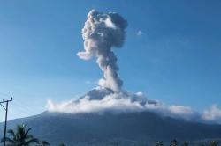gunung_lewotobi_laki_laki_erupsi_minggu_572026