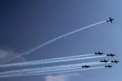 kedatangan-jupiter-aerobatic-team-tni-au-di-sidoarjo-foto-6a253b8c5aa19-thumbnail