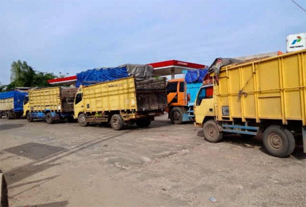 sulit-dapat-solar-sopir-truk-di-sulut-antre-hingga-15-jam_Z18wWUw2hh
