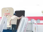 presiden-prabowo-subianto-menaiki-pesawat-untuk-terbang-ke-kalimantan-pada-sabtu-228-sekretariat-negara-8J4U4