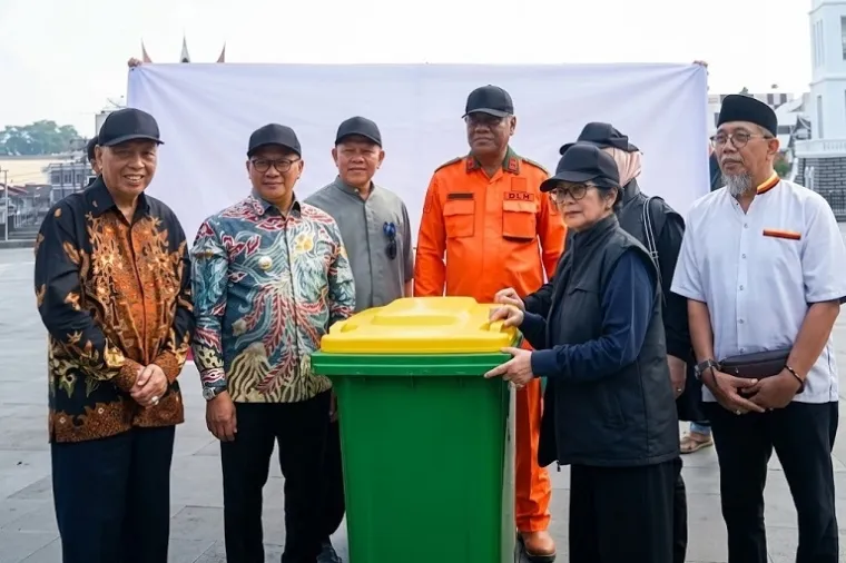 foto-berita-wali-kota-ramlan-nurmatias-terima-bantuan-50-tong-sampah-dari-gebu--110926053616