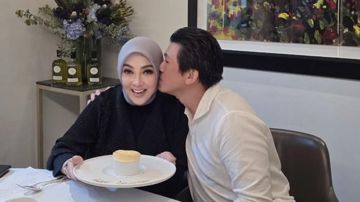 slay-syahrini-bagikan-foto-masak-pasta-hingga-makan-bareng-suami-tercinta-1788512808524_169