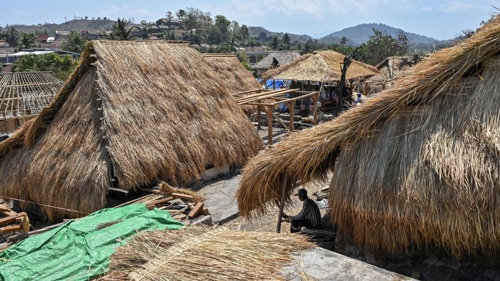 warga-sade-bangun-kembali-rumah-adat-pascakebakaran-1790411546578_169