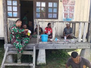 duduk-santai-personel-satgas-yonif-126kc-minum-kopi-bersama-masyarakat-perbatasan-220802t-rev1.jpg