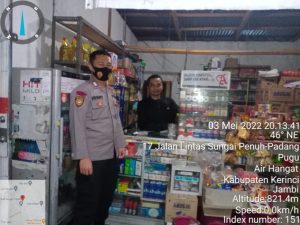 cek-ketersediaan-dan-harga-bhabinkamtibmas-polsek-air-hangat-cek-stok-minyak-goreng-220802c-rev1.jpg
