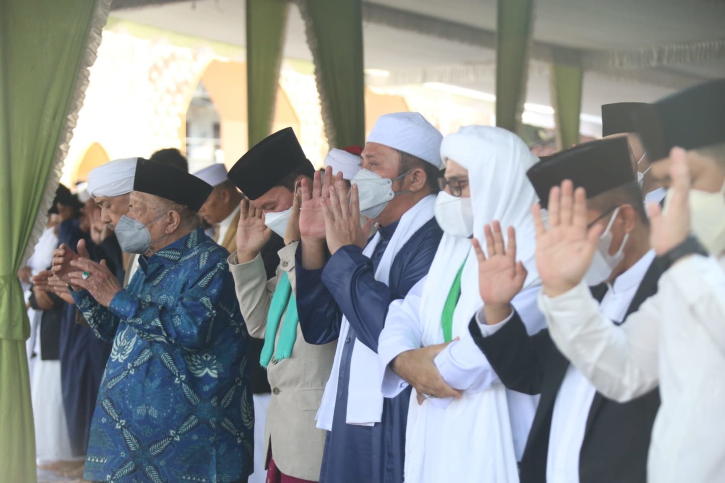 herman-deru-ajak-warga-bersyukur-bisa-shalat-ied-dengan-kelonggaran-220802g-rev1.jpg