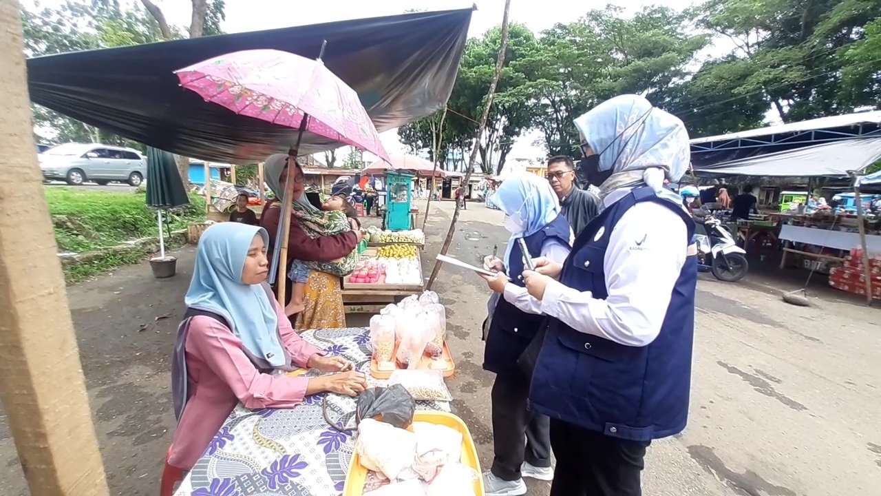 bpom-kota-palembang-lakukan-pengujian-sample-produk-pangan-dipasar-bedug-pagaralam-220802n-rev1.jpg