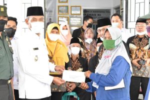 ratusan-petugas-kebersihan-terima-zakat-dari-baznas-oki-2208020-rev2.jpg