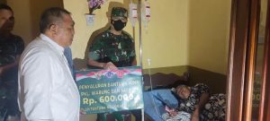 malam-hari-dandim-0402oki-sambangi-warga-yang-sakit-salurkan-bantuan-tpklwn-220802m-rev2.jpg