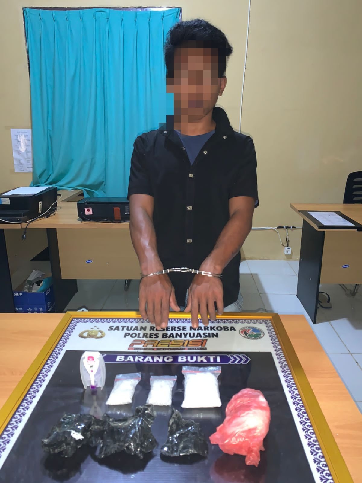 satres-narkoba-banyuasin-berhasil-amankan-3-paket-sabu-220802b-rev2.jpg