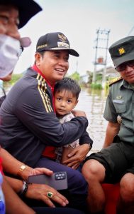 bupati-banyuasin-evakuasi-anak-anak-korban-banjir-220802u-rev1.jpg