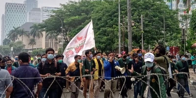 18-tuntutan-mahasiswa-saat-demo-jokowi-nomor-4-minta-usut-mafia-minyak-goreng-2208026-rev1.jpg