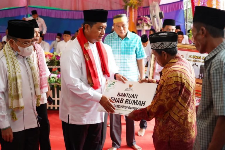 bupati-dan-wabup-banyuasin-tarawih-bersama-warga-saleh-agung-220802r-rev1.jpg
