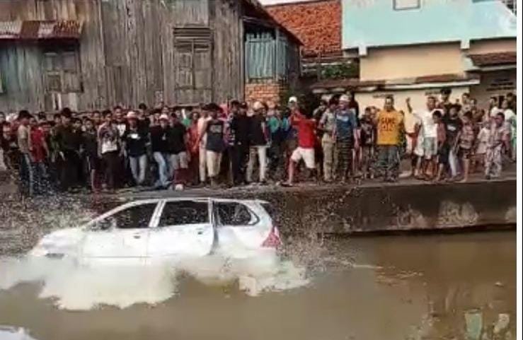 tabrak-warga-mobil-minibus-di-massa-dan-dibuang-ke-sungai-oleh-warga-220802x-rev1.jpg