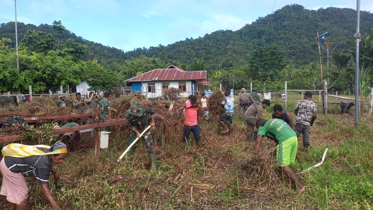 cegah-krisis-pangan-di-perbatasan-satgas-pamtas-yonif-126kc-bantu-masyarakat-membuka-lahan-pertanian-220802s-rev1.jpg