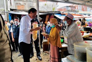 herman-deru-dampingi-jokowi-sapa-pedagang-pasar-baru-tanjung-enim-dan-pasar-dempo-pagar-alam-220802z-rev1.jpg