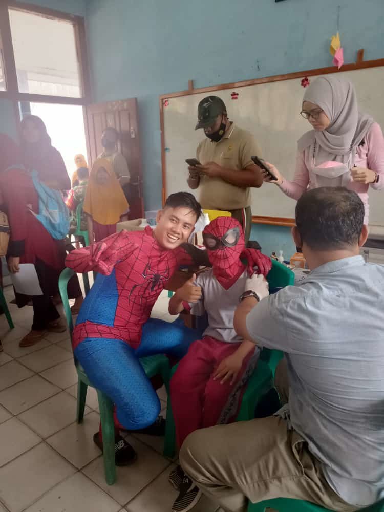 babinsa-koramil-405-02merapi-jadi-spiderman-220802c-rev1.jpg