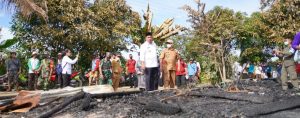 bupati-askolani-tinjau-korban-musibah-kebakaran-rumah-220802b-rev1.jpg