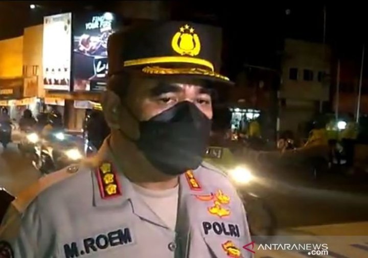 polisi-bubarkan-ribuan-warga-rayakan-malam-tahun-baru-di-lapmer-ambon-220802i-rev2.jpg