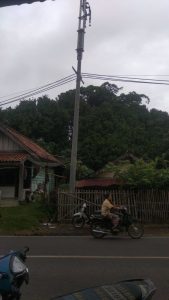 pemasangan-tiang-listrik-disoal-warga-2208026-rev2.jpg