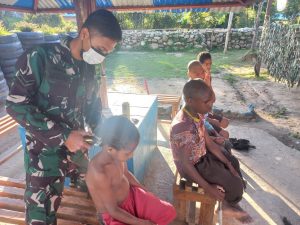 peduli-terhadap-kerapian-dan-kesehatan-satgas-yonif-rk-751vjs-mencukur-rambut-warga-2208025-rev2.jpg