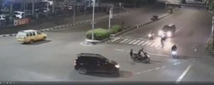 pengendara-motor-tewas-dihantam-mobil-di-lampu-merah-2208020-rev2.jpg