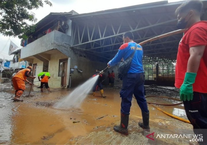 damkar-dan-ppsu-bersihkan-lumpur-banjir-di-pejaten-timur-220802w-rev2.jpg