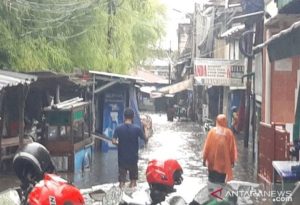 banjir-setinggi-satu-meter-landa-kampung-duku-kebayoran-lama-utara-220802y-rev2.jpg