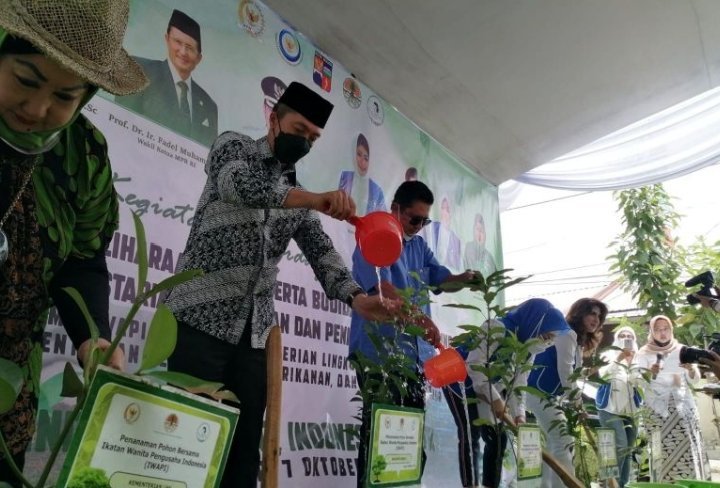 pemkot-bogor-tanam-pohon-sebar-ikan-bangkitkan-pelestarian-lingkungan-220802c-rev1.jpg