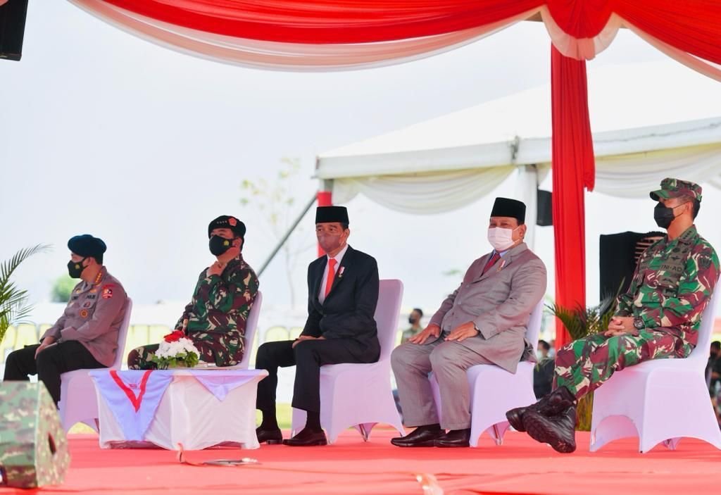 panglima-tni-dampingi-presiden-pada-upacara-penetapan-komponen-cadangan-2208020-rev1.jpg