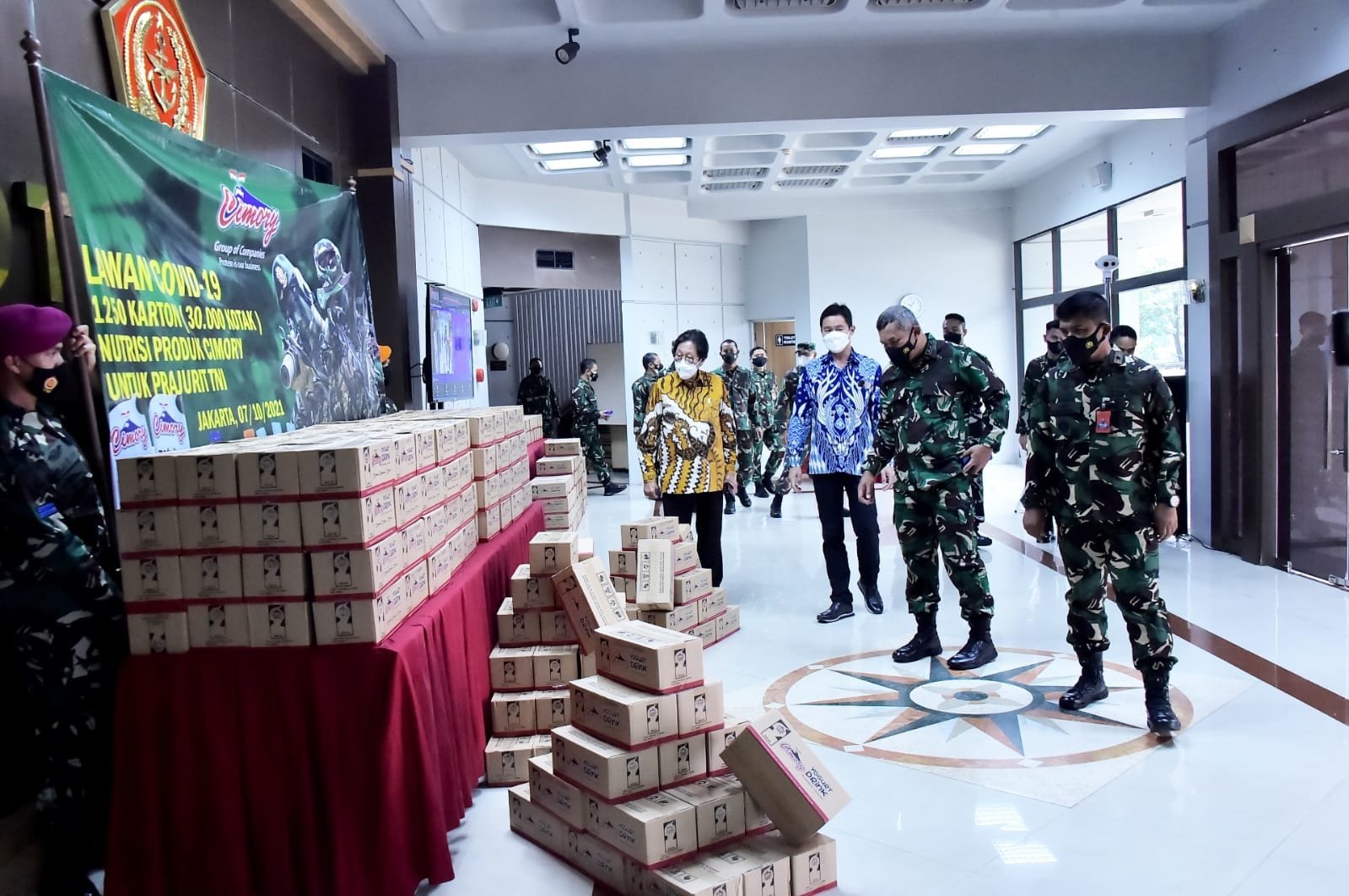 mabes-tni-terima-bantuan-susu-dari-pt-cisarua-mountain-dairy-220802f-rev1.jpg