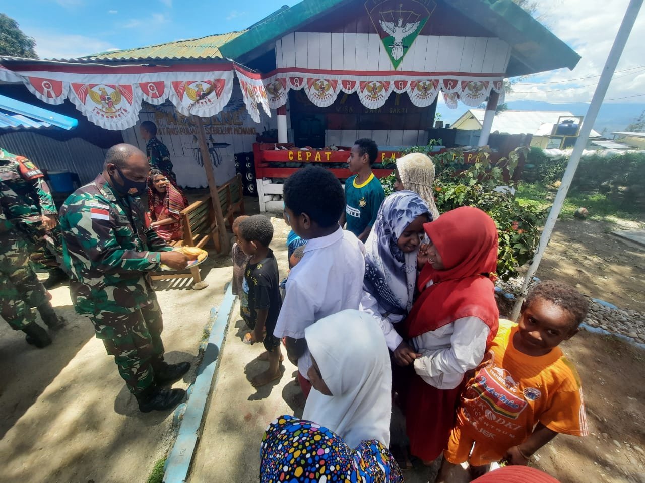 satgas-pamrahwan-yonif-rk-751vjs-bersama-masyarakat-rayakan-hut-ke-76-tni-2208027-rev1.jpg