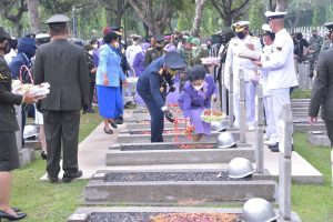 peringati-hut-ke-76-tni-panglima-tni-ziarah-nasional-dan-tabur-bunga-di-tmpnu-kalibata-220802b-rev1.jpg