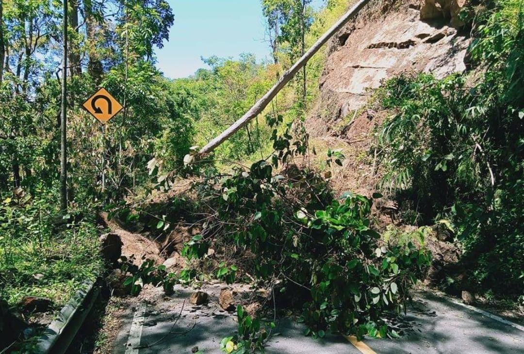 jalur-utama-pagaralam-lahat-putus-akibat-longsor-di-wilayah-endikat-220802u-rev1.jpg